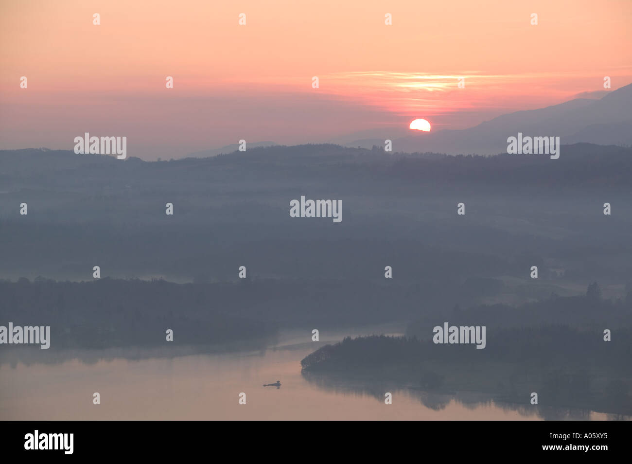 Coucher de soleil sur le lac Windermere de Wansfell, Ambleside, Lake district, Angleterre Banque D'Images