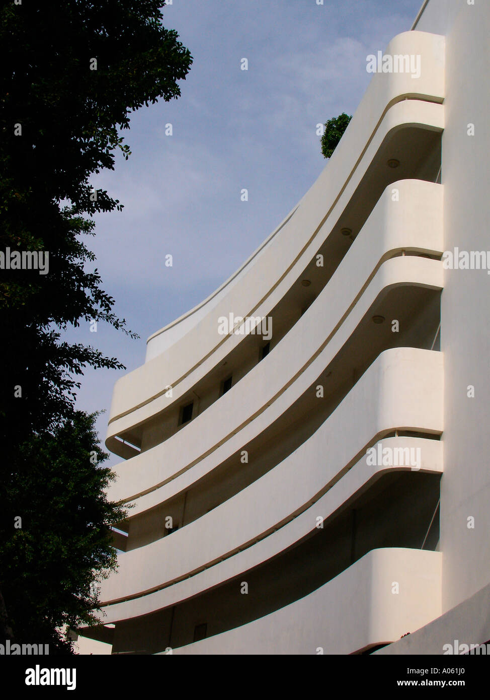 Façade bombée de Cinema Hotel, anciennement un Style International cinéma construit dans les années 1930 dans le centre de Tel Aviv ISRAËL Banque D'Images