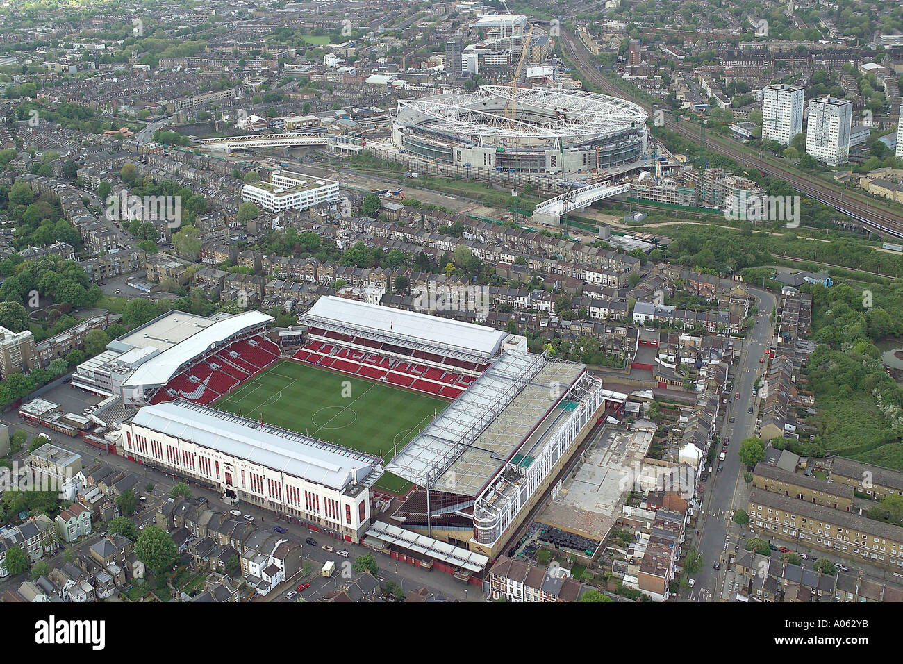 Vue aérienne du Club d'Arsenal montrant le stade Highbury & l'Emirates Stadium, domicile des artilleurs ou les Gooners Banque D'Images