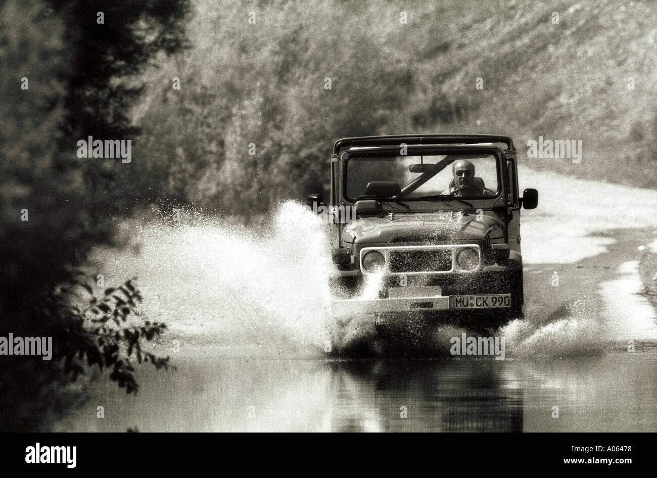 Toyota Landcruiser jeep passe par l'eau Banque D'Images