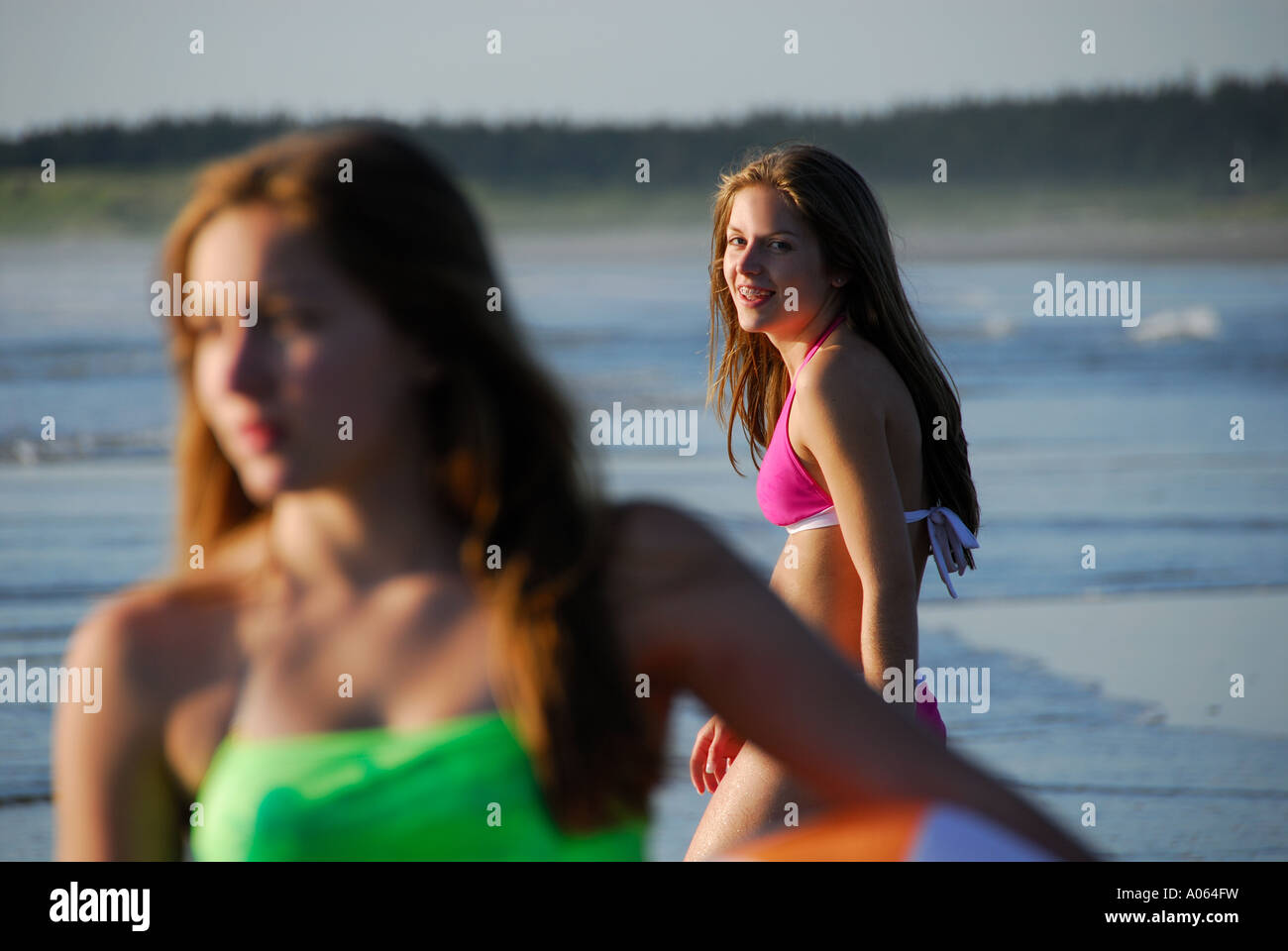 Portrait de deux jeunes soeurs à la plage Banque D'Images