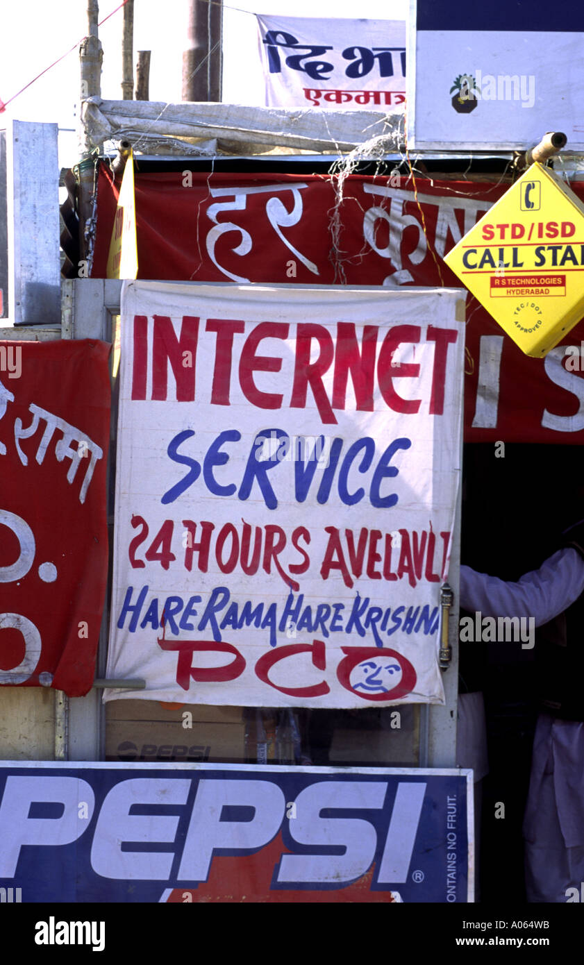 Hare Krishna café Internet. Festival 2001 Khumb Mela-Allahabad, Uttar Pradesh, Inde. Banque D'Images