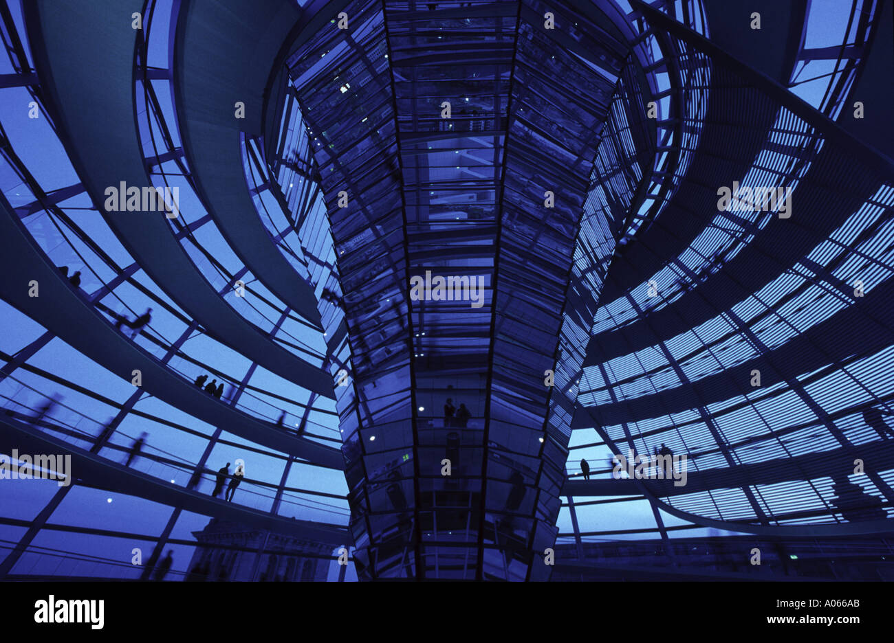 L'intérieur coupole du Reichstag de Berlin Banque D'Images
