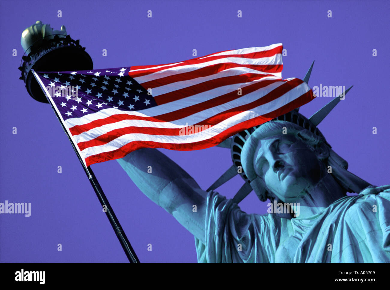 Statue de la liberté et drapeau américain Banque D'Images