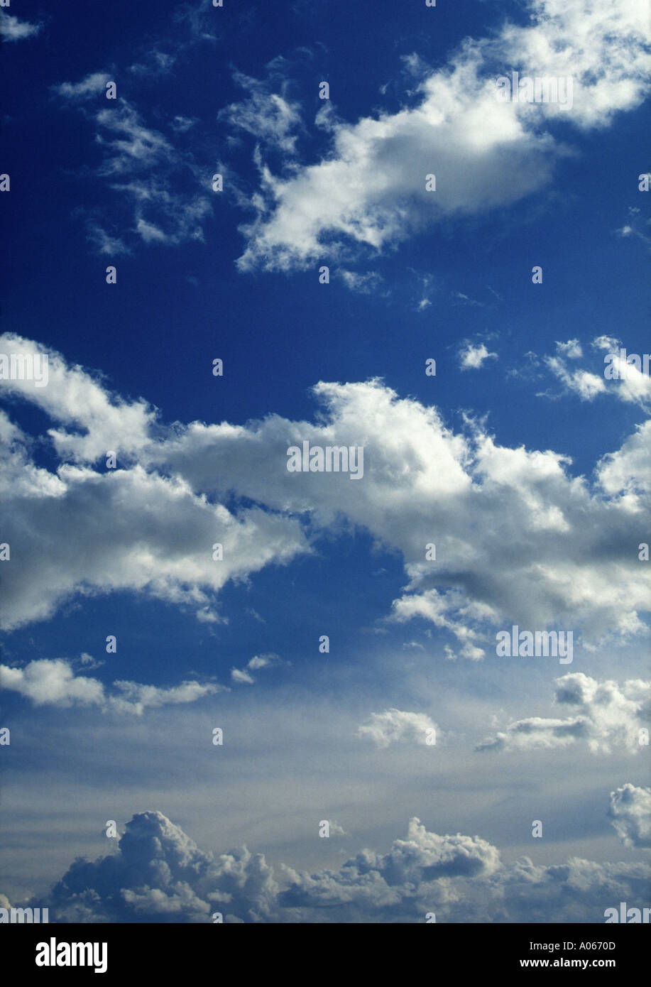 Ciel de nuages bleu Banque D'Images