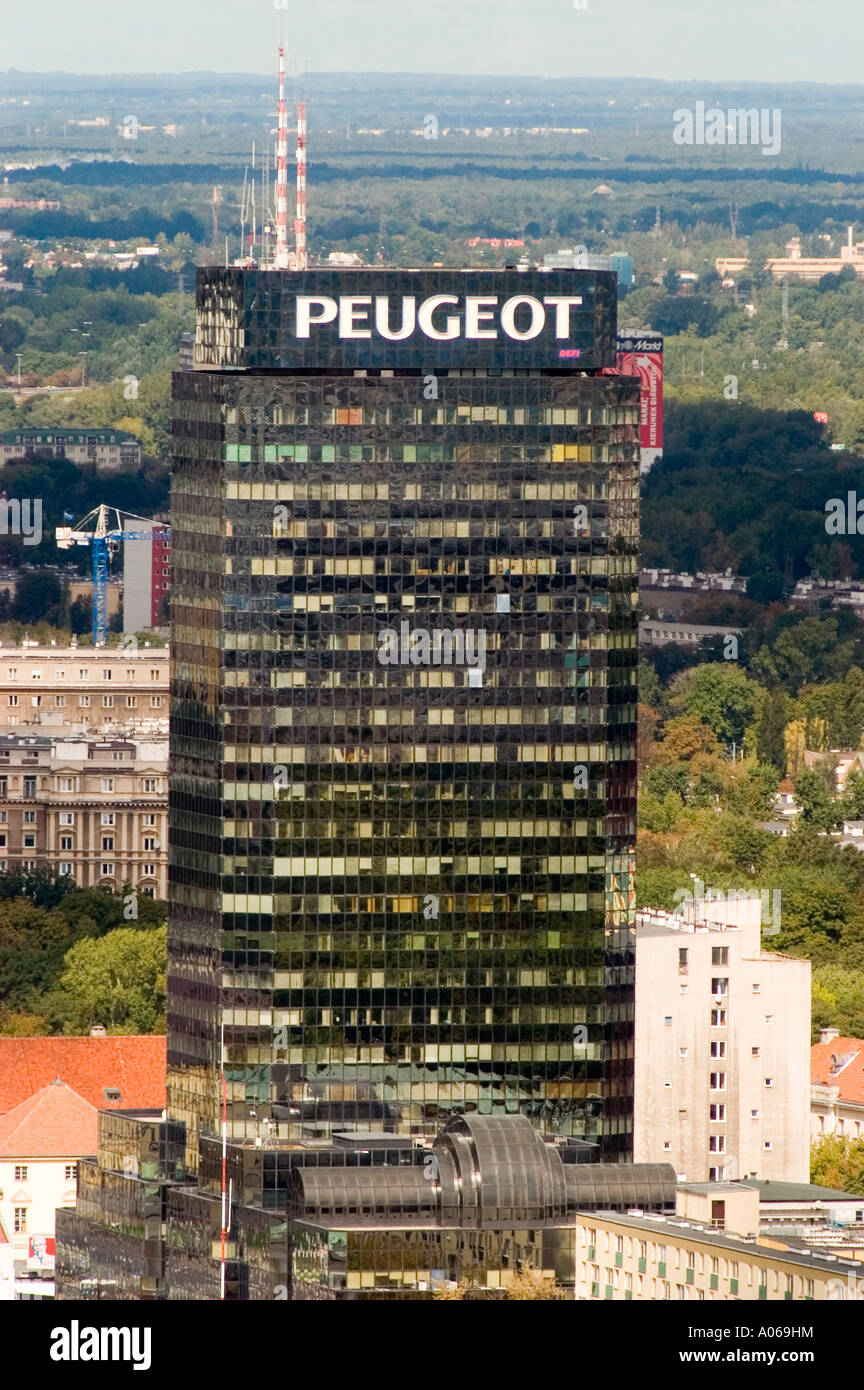 Vue aérienne du Palais de la science et de la culture d'un immeuble de bureaux dans la tour bleu carré Banque Varsovie Pologne Banque D'Images