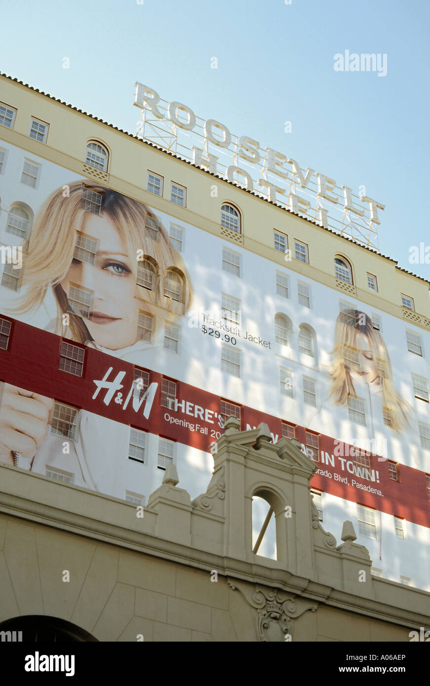 Fresque de promotion mettant en vedette la chanteuse pop Madonna célèbre annonçant l'ouverture du magasin de la chaîne de magasin de vêtements suédois Hennes & Mauritz Banque D'Images