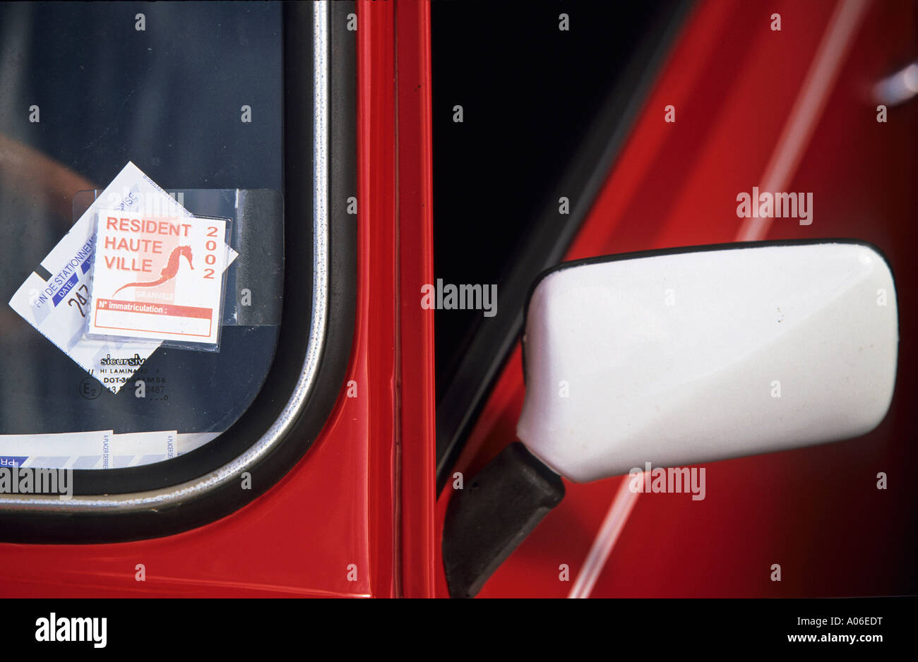 Détail d'un ticket de stationnement sur l'affichage dans la fenêtre d'une voiture à Granville Banque D'Images