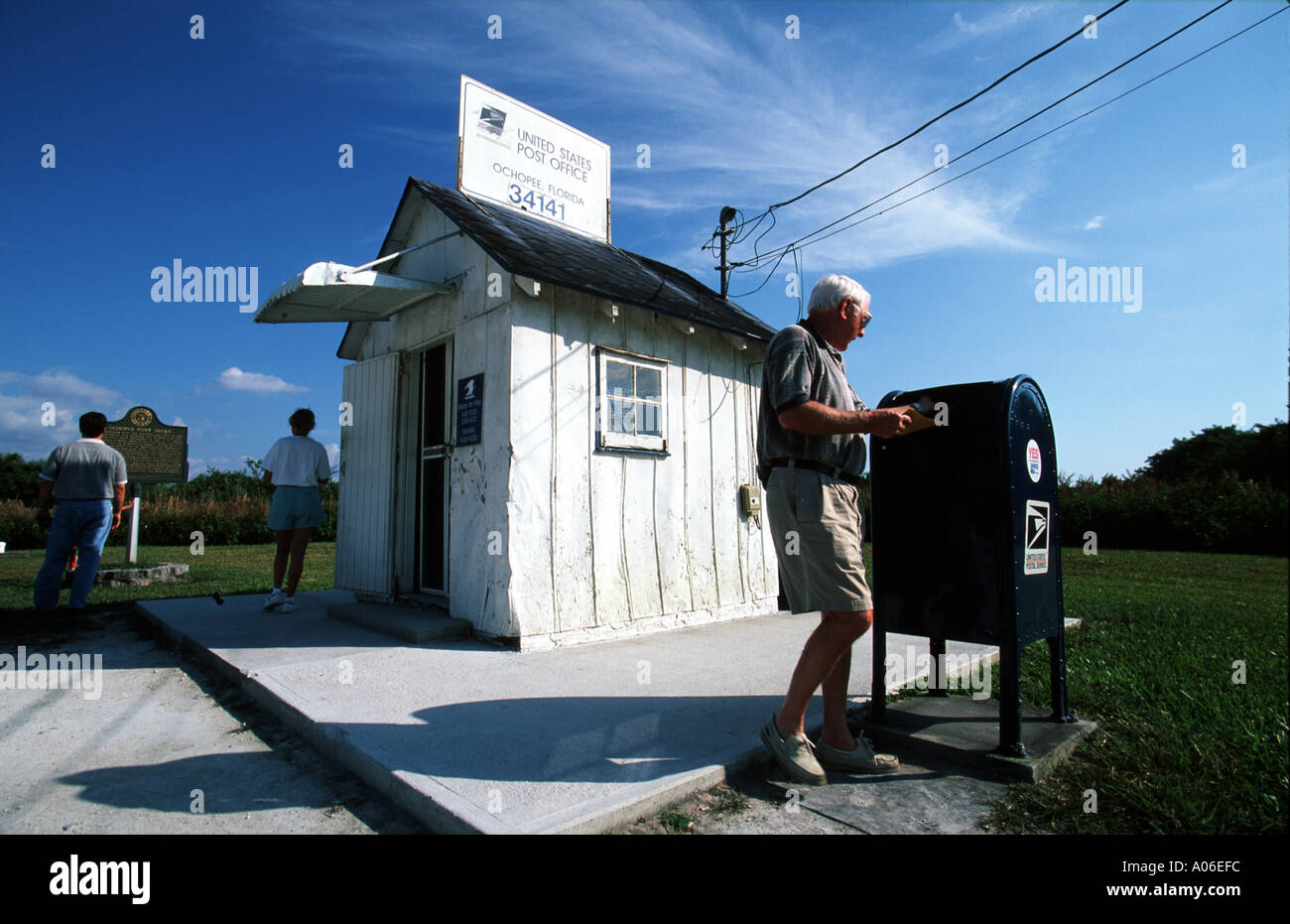 Envoi d'une lettre de l'United States plus petit bureau de poste de Ochopee FL USA Banque D'Images