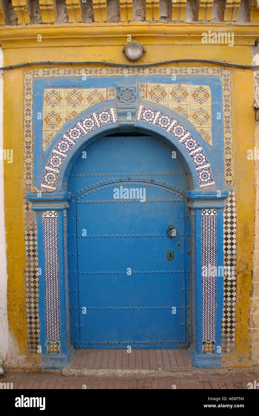 Maroc Essaouira porte voûtée dans maison de village Banque D'Images