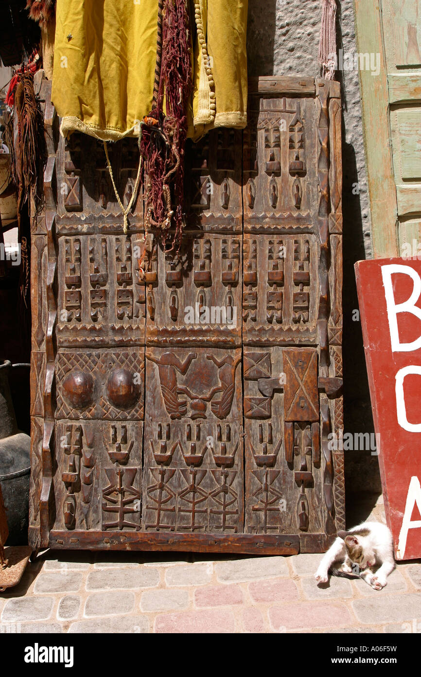 Maroc Essaouira ancien en bois sculpté berbère volets Banque D'Images