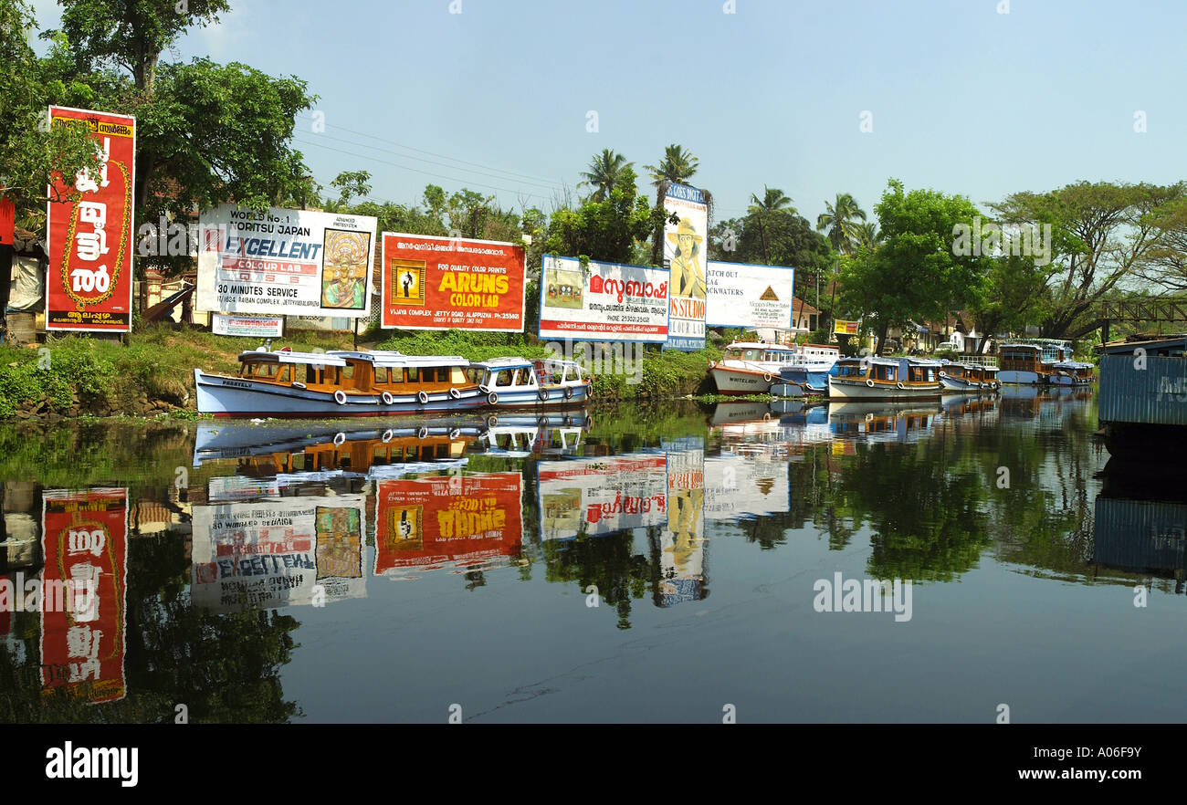 Kerala Inde Alleppey canal du Nord les panneaux publicitaires reflètent dans l'eau Banque D'Images