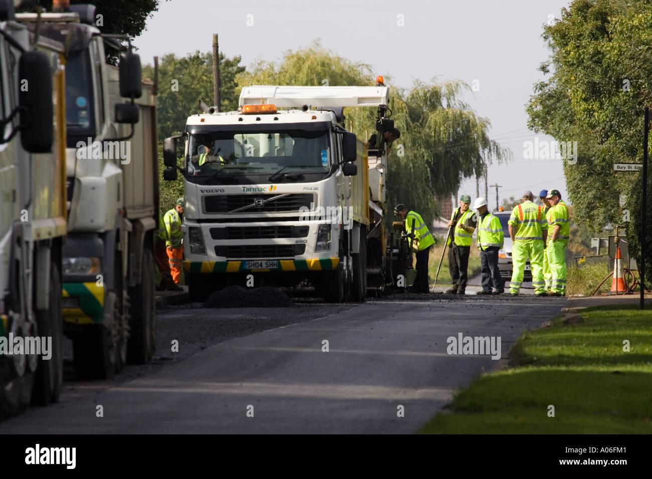 Asphalte tarmac ont été portées pour refaire une route dans le Suffolk, UK Banque D'Images