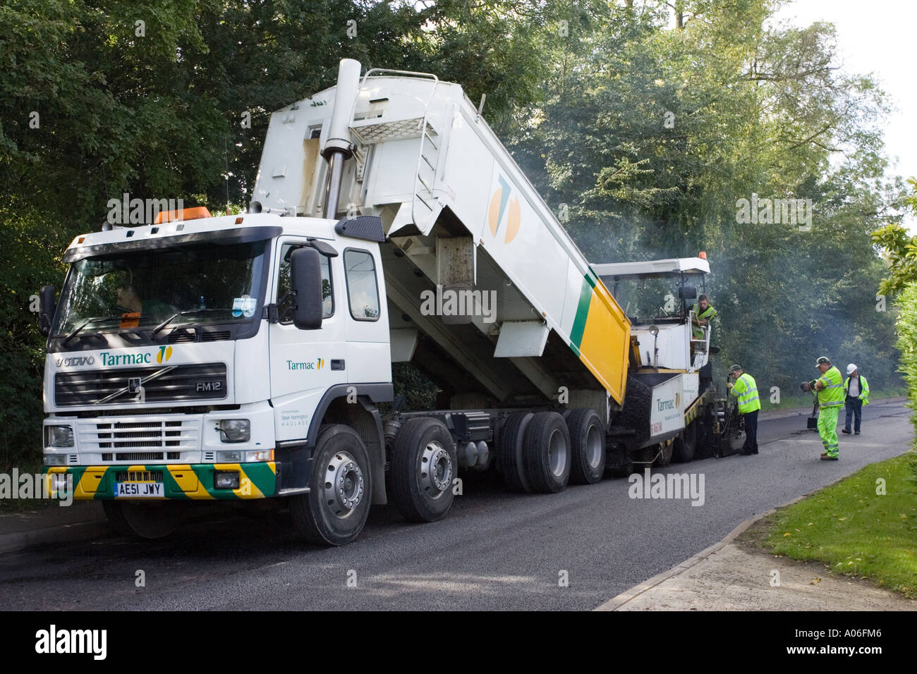 Asphalte tarmac ont été portées pour refaire une route dans le Suffolk, UK Banque D'Images
