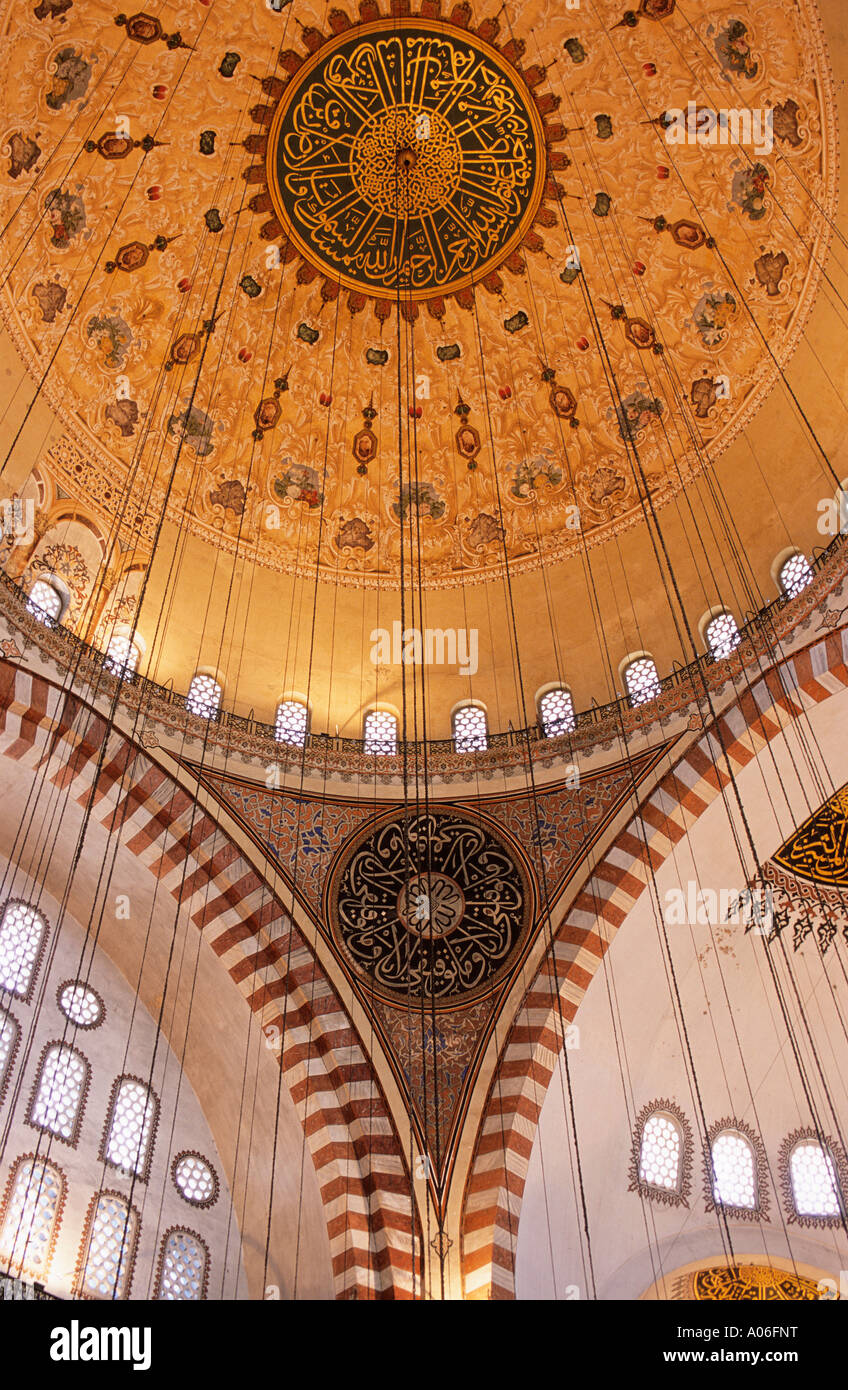 L'intérieur du dôme à l'intérieur des grands Süleymaniye Camii complexe mosquée de Soliman le Magnifique dont la construction a commencé en 1550 et reflète l'art de l'empire Ottoman à Istanbul Banque D'Images