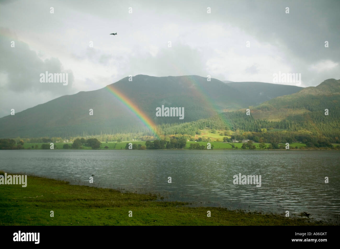 En avion de chasse de la RAF flying over Bassenthwaite lake avec un arc-en-ciel, Lake District, Cumbria, Royaume-Uni Banque D'Images