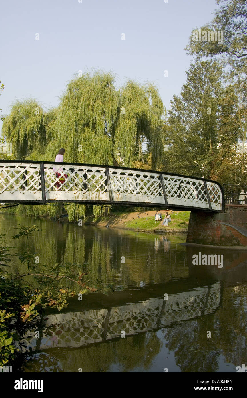 Pont décoré avec un motif de criss cross la ferronnerie blanc sur le pont qui traverse la Tamise à Guildford Banque D'Images