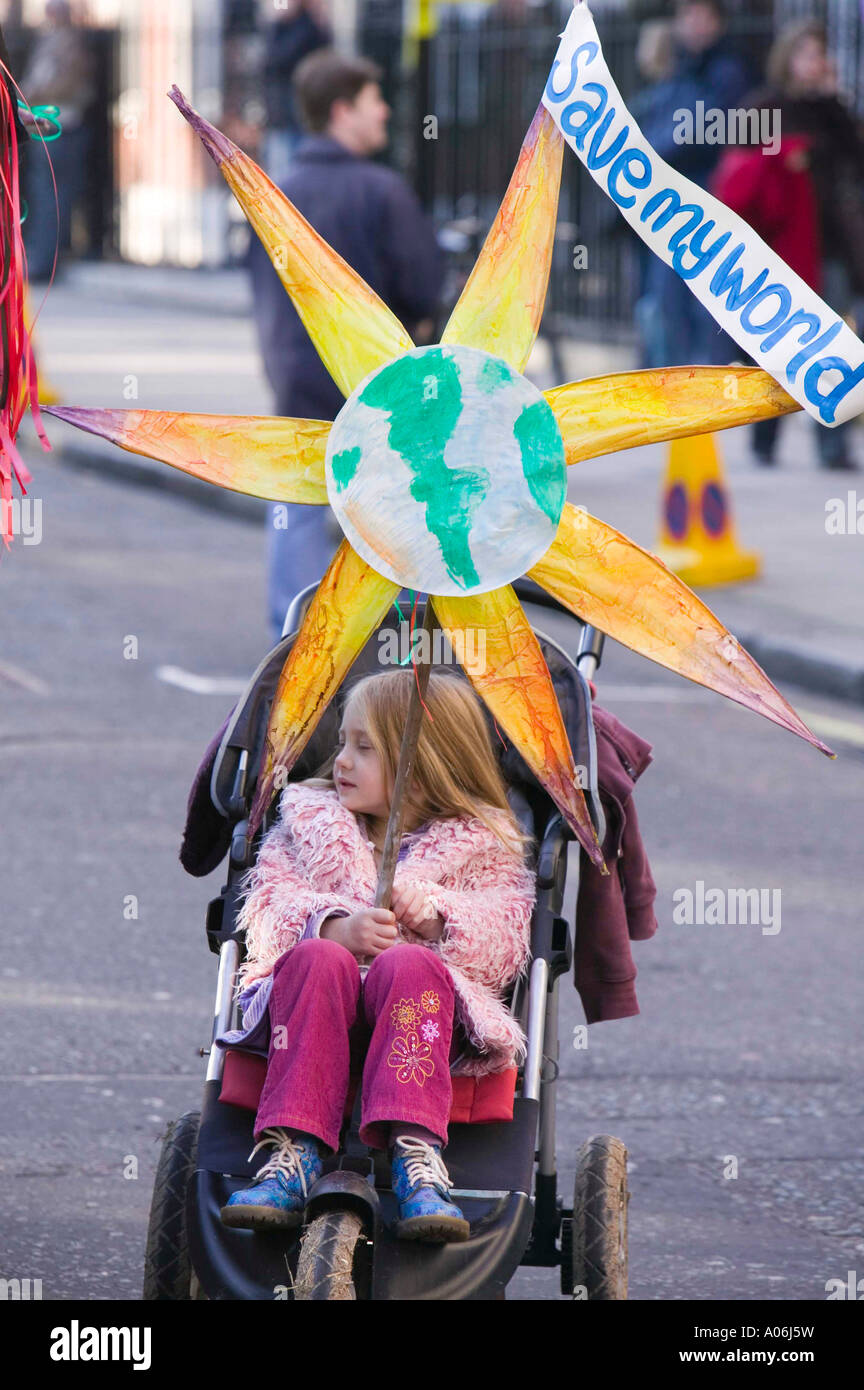 Les manifestants, une enfant au je compte, le changement climatique rassemblement à Trafalgar Square, Londres, UK Banque D'Images