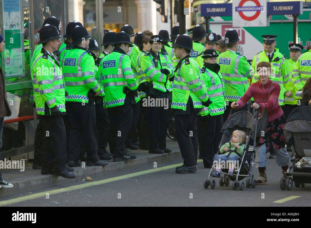 Les policiers, les services de police un changement de climat de protestation à Trafalgar Square, Londres, UK Banque D'Images