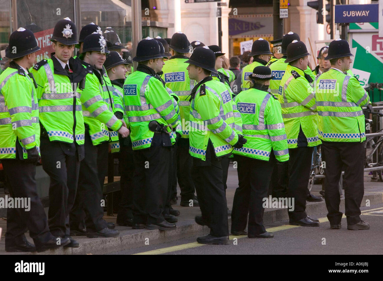 Les policiers, les services de police un changement de climat de protestation à Trafalgar Square, Londres, UK Banque D'Images