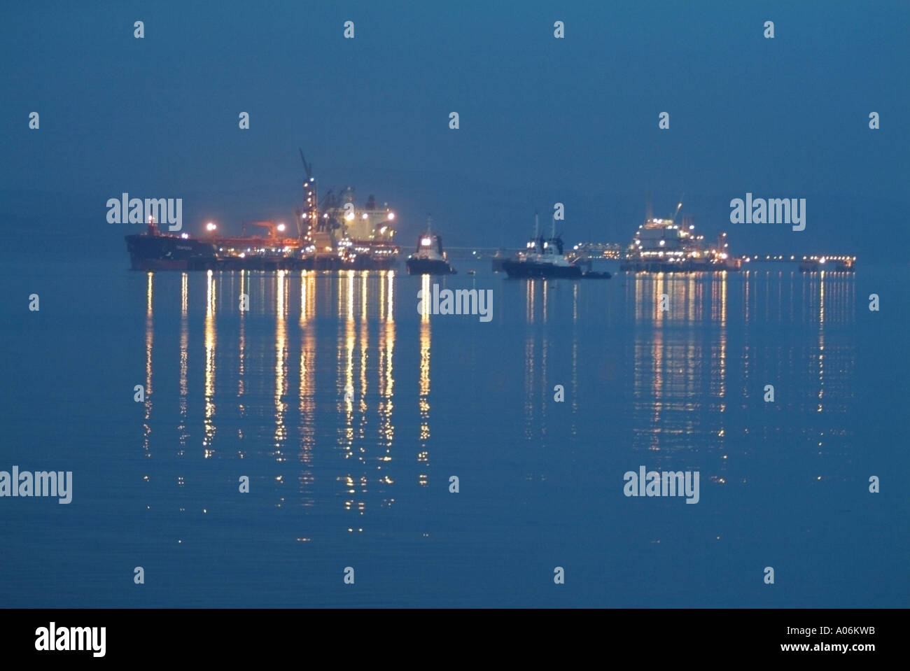 Le point terminal d'huile BP Hound la nuit de Hawes Pier, South Queensferry, Ecosse, Royaume-Uni Banque D'Images