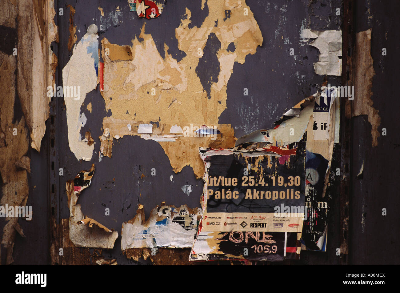 Détail de l'affichage de l'affiche déchirée Prague Banque D'Images