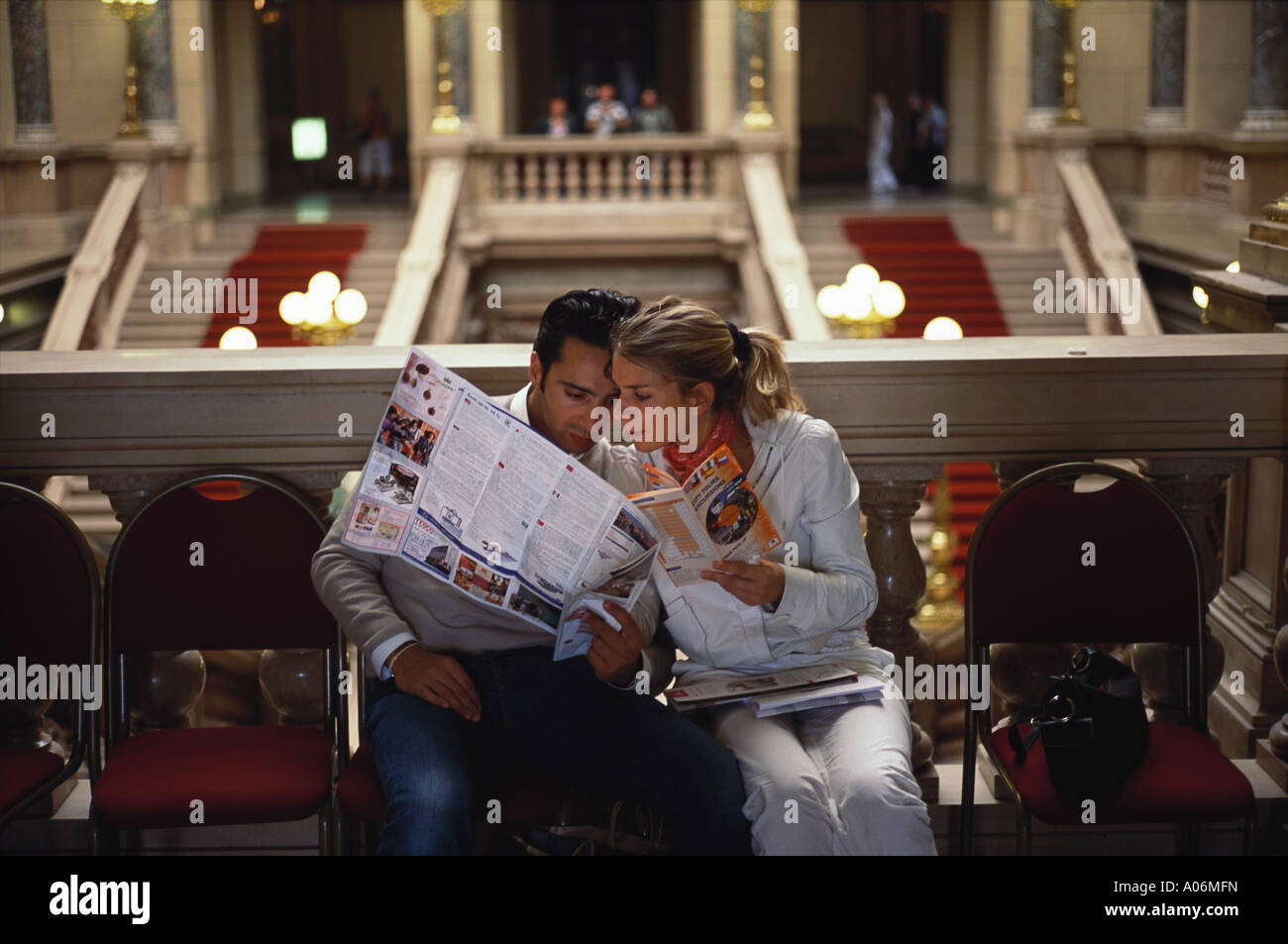 Jeune couple de touristes avec guide books le Musée National Narodni Muzeum de Prague République Tchèque Banque D'Images