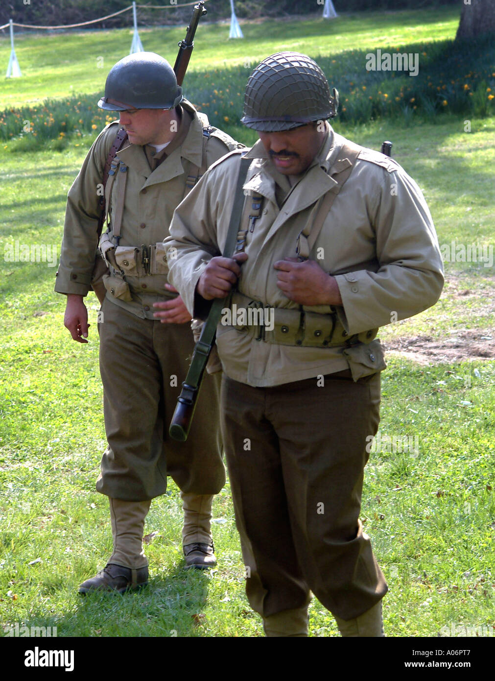 2 hommes habillés en soldats GI DE LA SECONDE GUERRE MONDIALE LA SECONDE GUERRE MONDIALE dans un renactment à Glendale md Banque D'Images