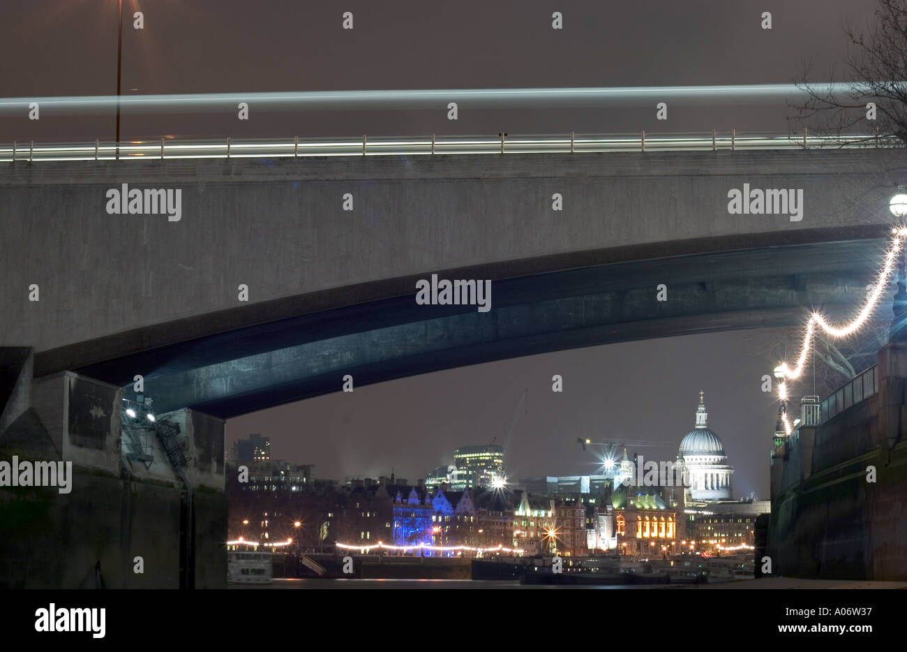 Waterloo Bridge at night à partir de la Tamise de l'estran. Londres, Angleterre Banque D'Images