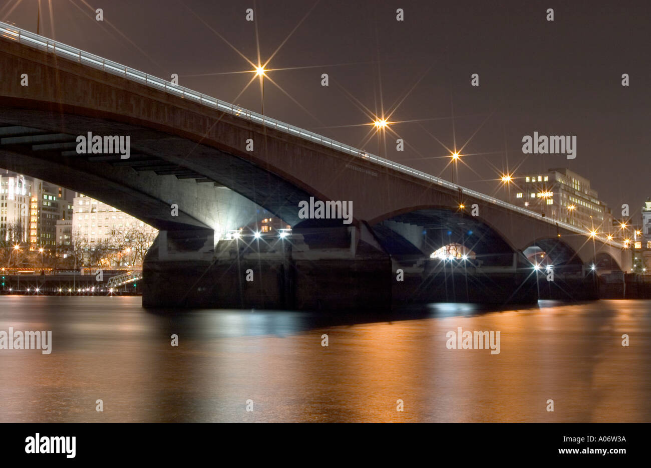 Waterloo Bridge at night à partir de la Tamise de l'estran. Londres, Angleterre Banque D'Images
