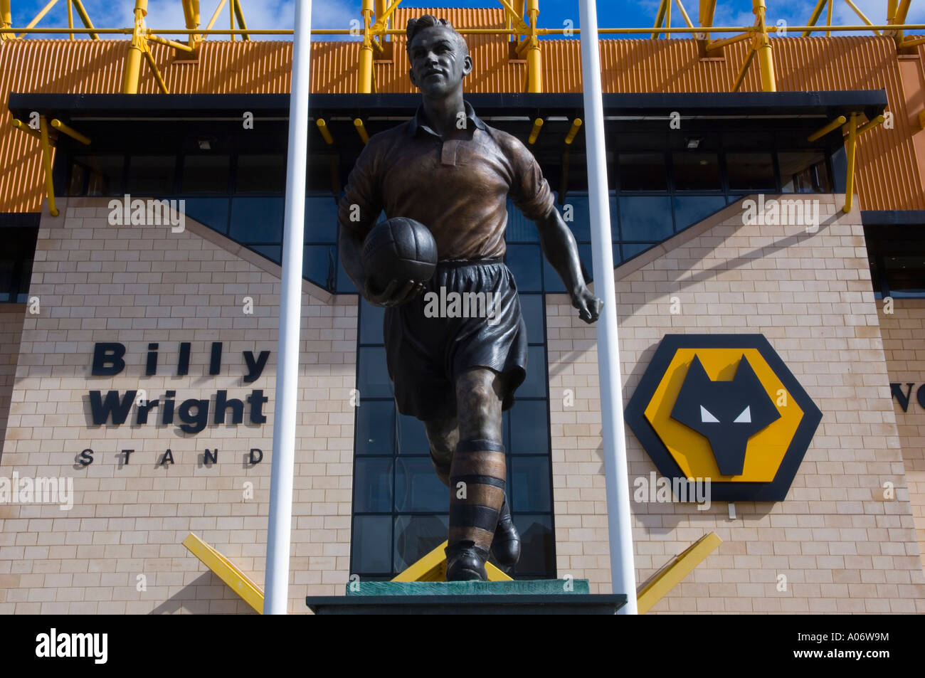 Statue de Billy Wright, footballeur Sir en dehors de Wolverhampton Wanderers stadium Wolverhampton England Banque D'Images