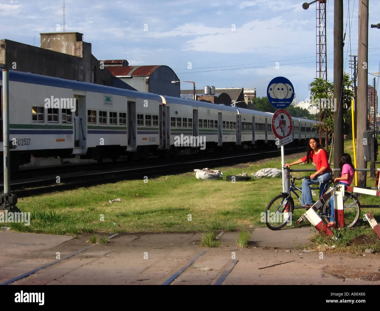 Un train passe par tandis que deux filles attendre Buenos Aires Banque D'Images