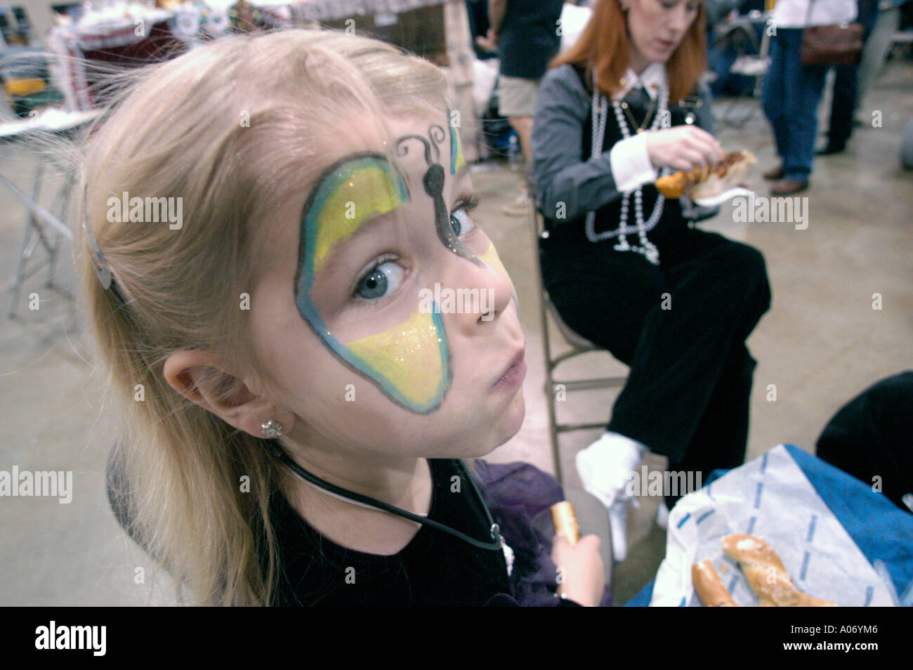 Petite fille avec la peinture du visage de coeur Banque D'Images