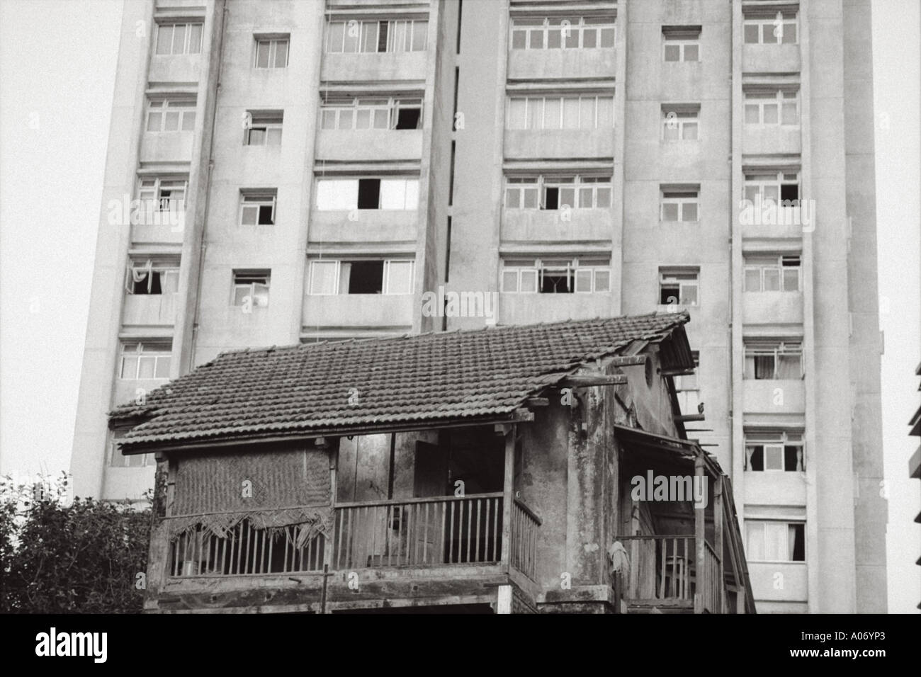 Riche haute et basse et les maisons des pauvres Banganga Bombay Mumbai Inde Banque D'Images
