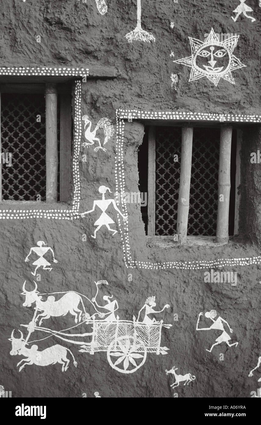 L'art populaire Warli charrette peint sur hut village en Inde Banque D'Images