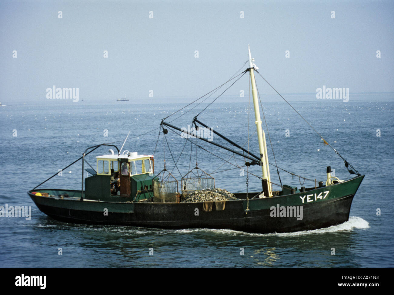 Bateau de pêche des mollusques traditionnels de retourner à Harbour Yerseke Zeeland Hollande Pays-bas Europe Banque D'Images