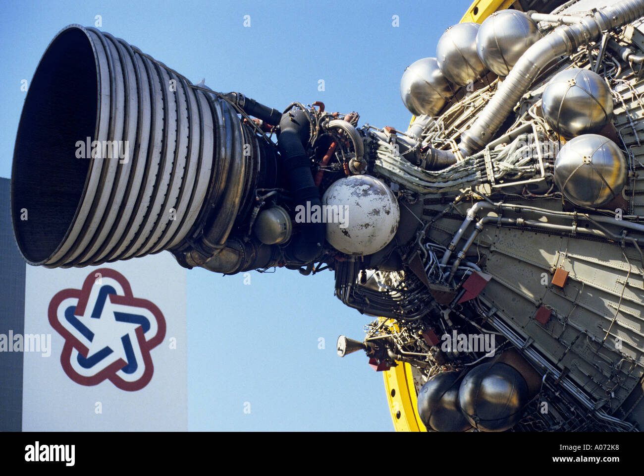 Fusée Saturn queue avec le bâtiment d'assemblage du véhicule à l'arrière-plan NASA Space Center Florida USA Banque D'Images Fusée Saturn queue avec le bâtiment d'assemblage du véhicule à l'arrière-plan NASA Space Center Florida USA Banque D'Images