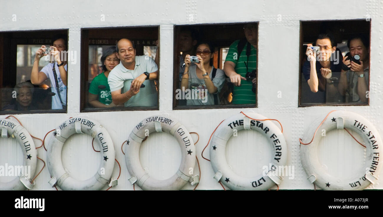 Les passagers sur le Star Ferry Victoria Harbour Hong Kong Banque D'Images