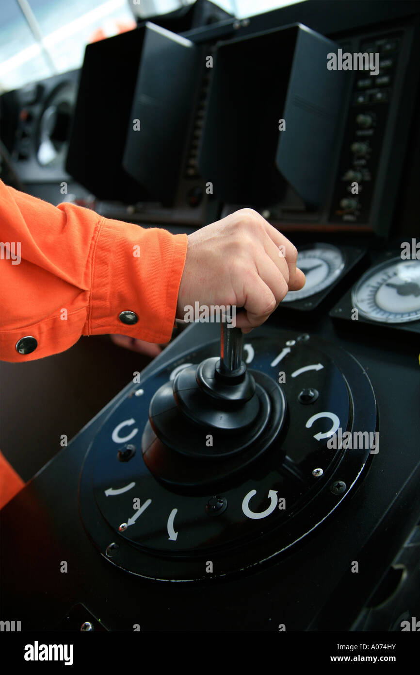 Le capitaine de remorqueur de graphique à l'aide de commandes tout en manoevering par porte-conteneurs à Kwai Chung container port hong kong Banque D'Images