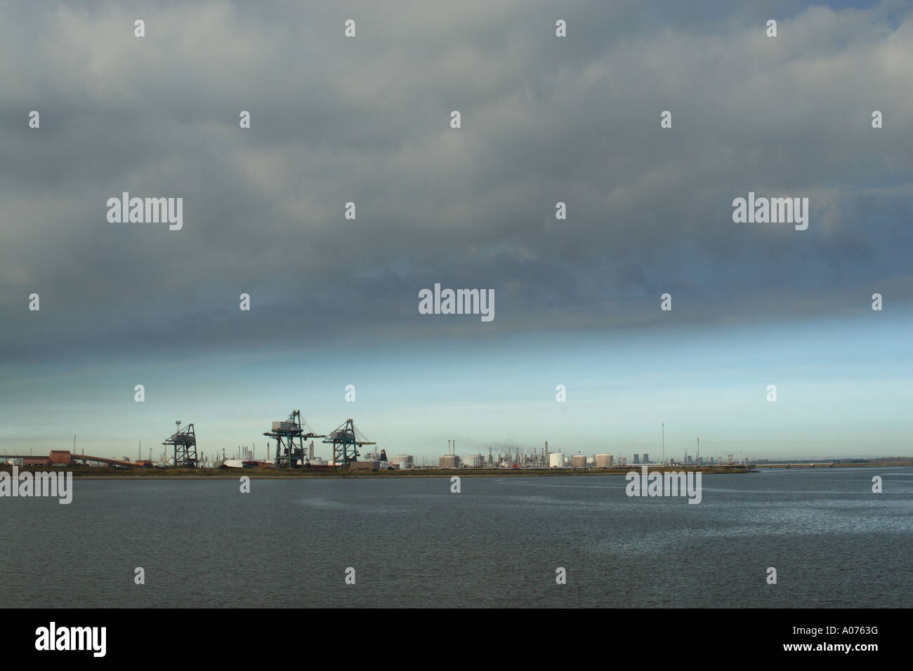Vue sur l'embouchure du fleuve Tees à North en direction de complexes industriels produisant des panaches de fumée Banque D'Images