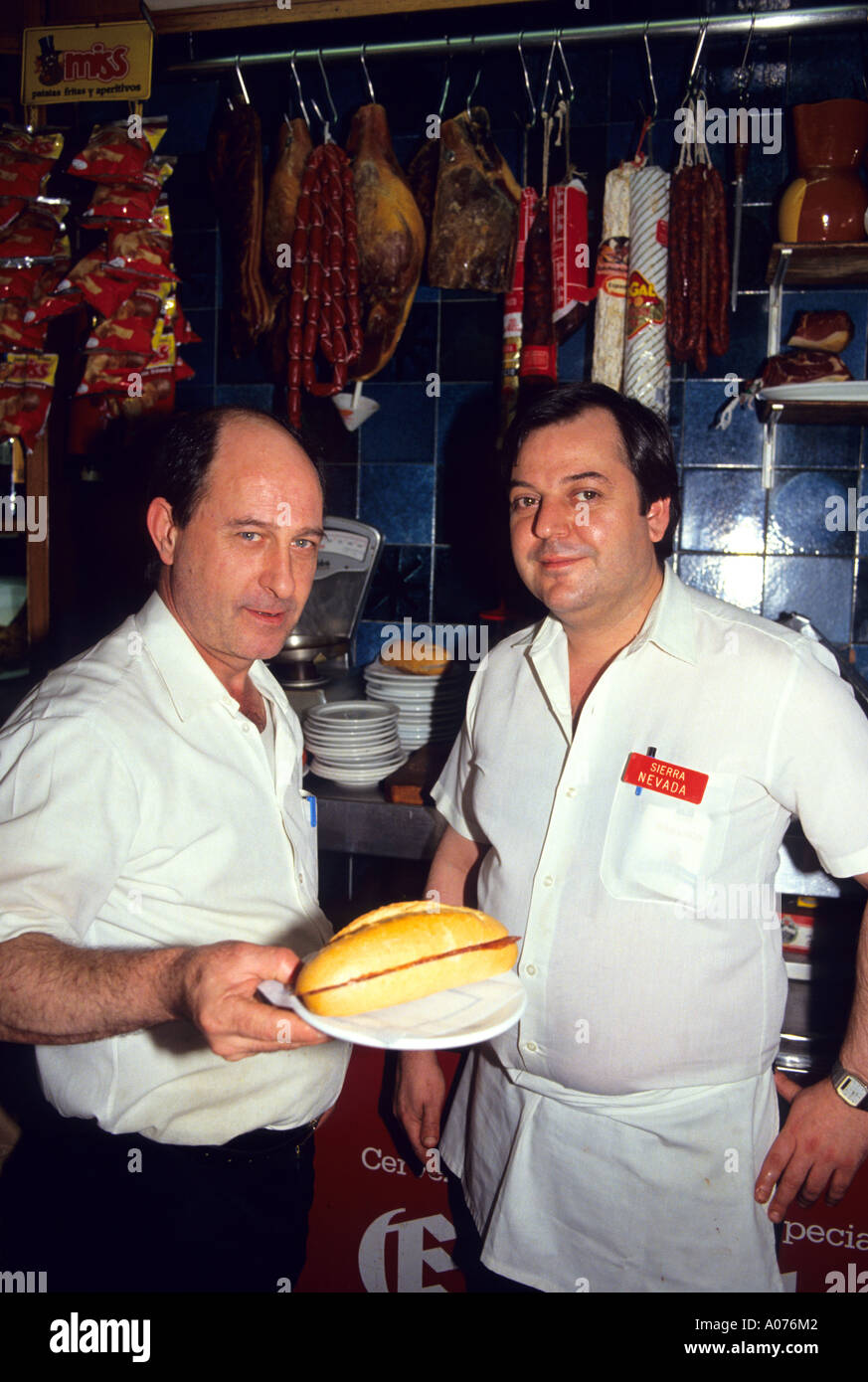 Elles cuisinent à une charcuterie en Espagne. Banque D'Images