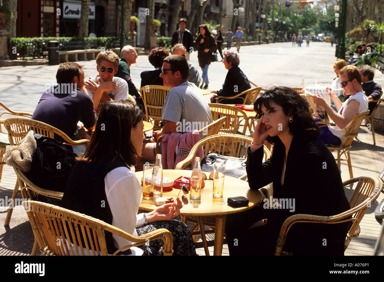 Les gens diner à un café-terrasse à Palma de Majorque, Espagne. Banque D'Images
