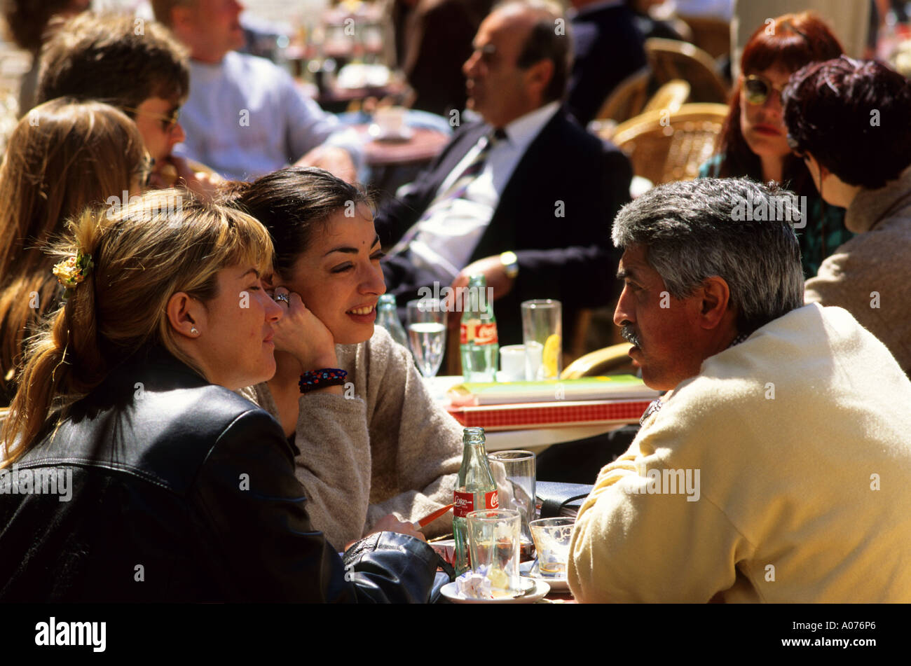 Les gens diner à un café-terrasse à Palma de Majorque, Espagne. Banque D'Images