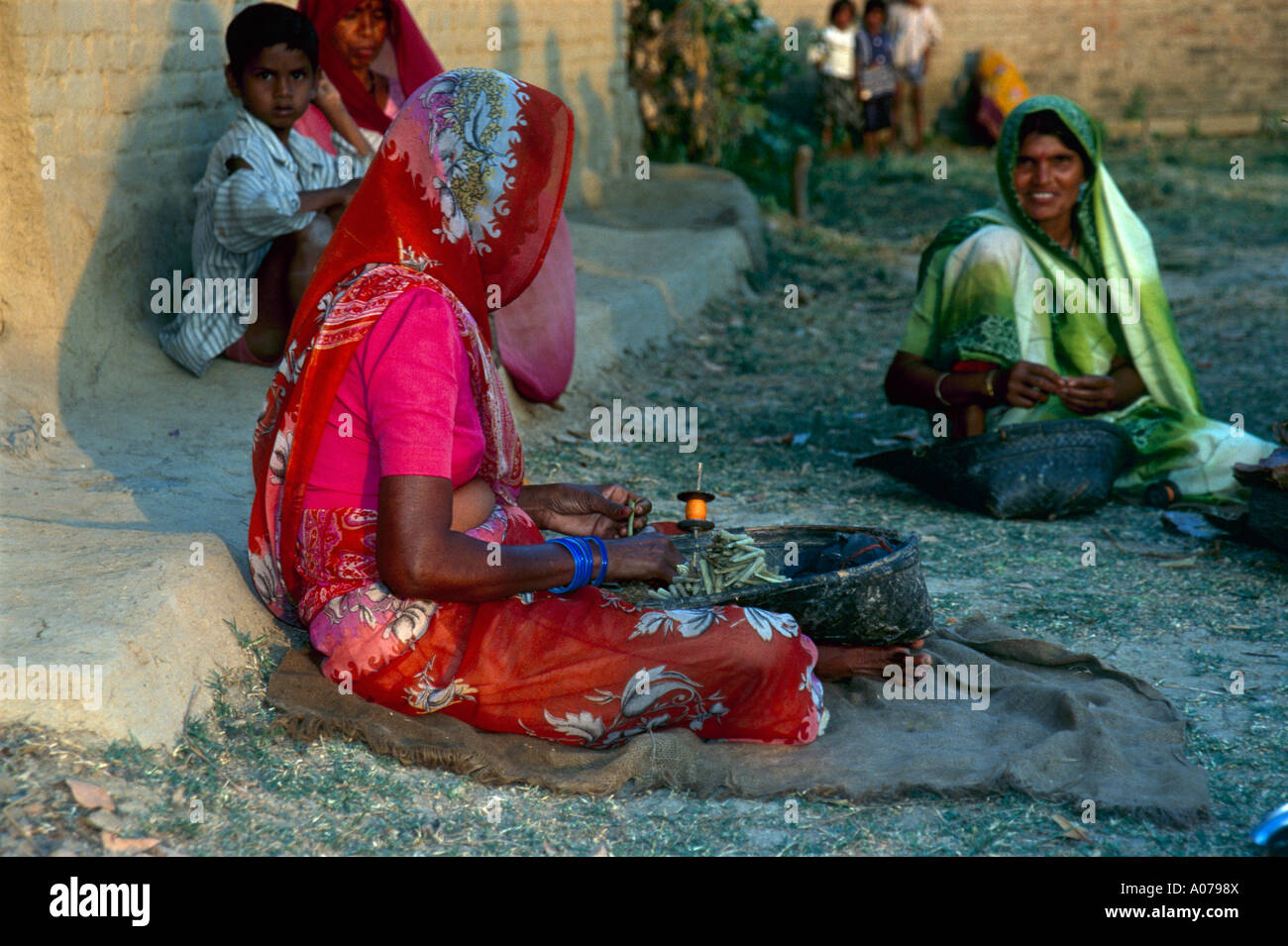 Femme indienne morceau-travailleur cigarette roulant Banque D'Images
