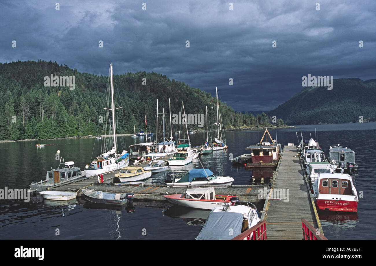La marina à Saltery Bay en Colombie-Britannique, Canada, est le point de départ pour le ferry à Earl's Cove. Banque D'Images