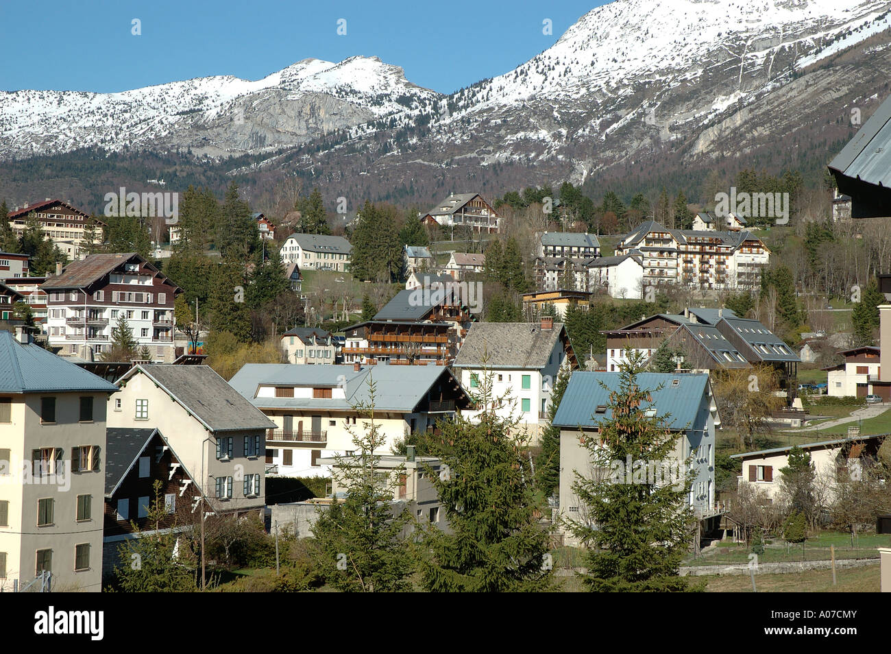 Europe, France, Alpes, Isère, le Parc Naturel Régional du Vercors, Villard de Lans, les maisons, la neige sur les montagnes, station de ski, Banque D'Images