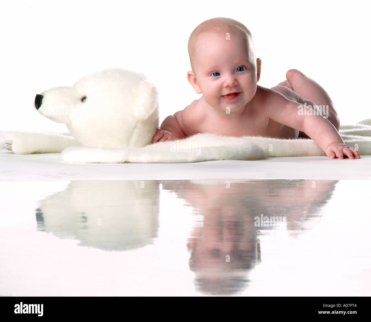 Smiley bébé sur un tapis d'ours Banque D'Images