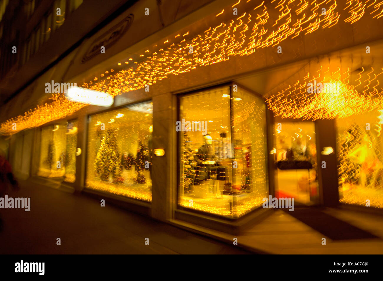 Vitrine décorée aux alentours de Noël, floue. (C) par uli nusko, CH-3012 Berne. Banque D'Images