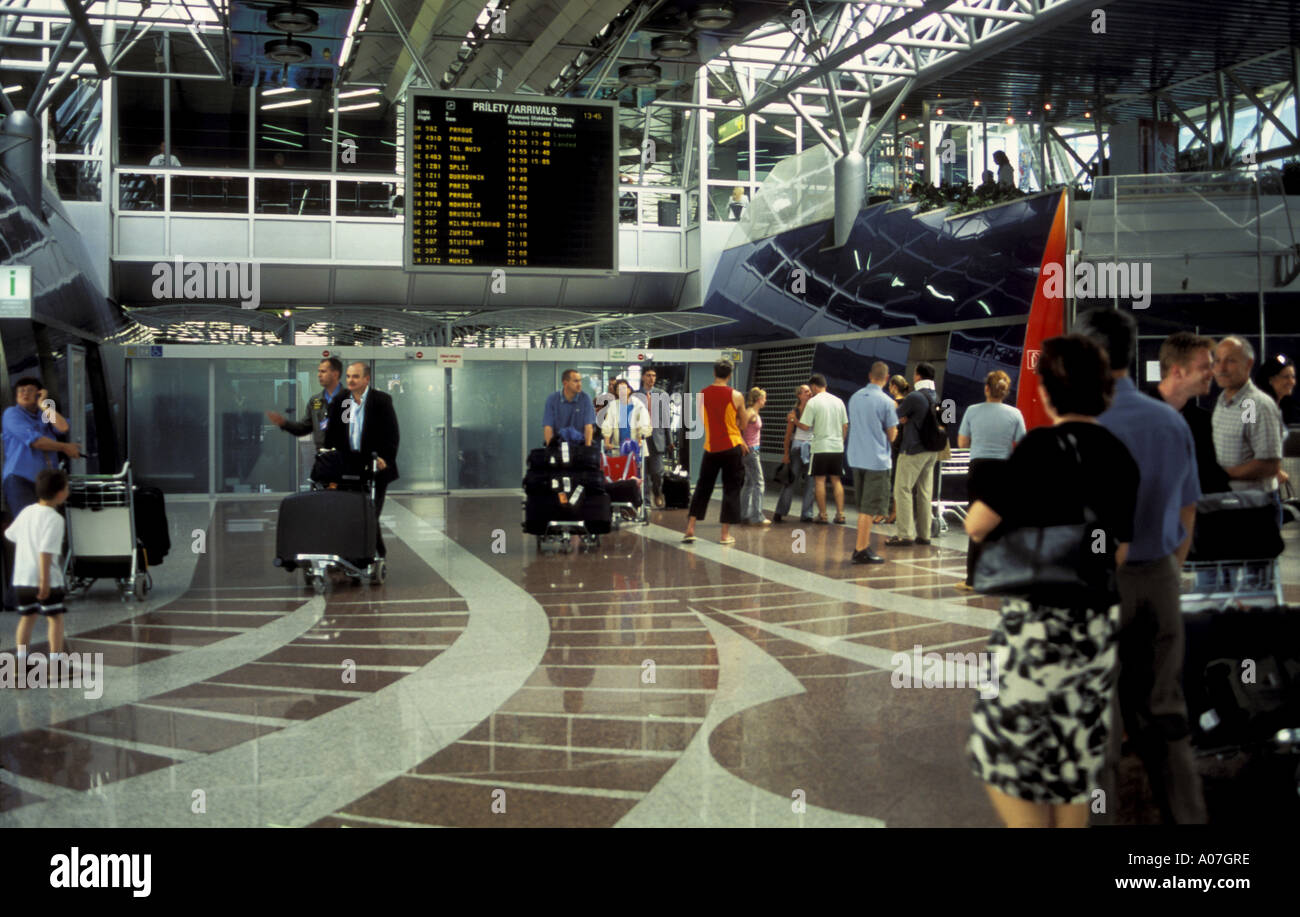 Voyageurs qui le contrôle des passeports pour les arrivées à l'aéroport M.R.Stefanik, Bratislava, Slovaquie.L'Europe de l'Est Banque D'Images