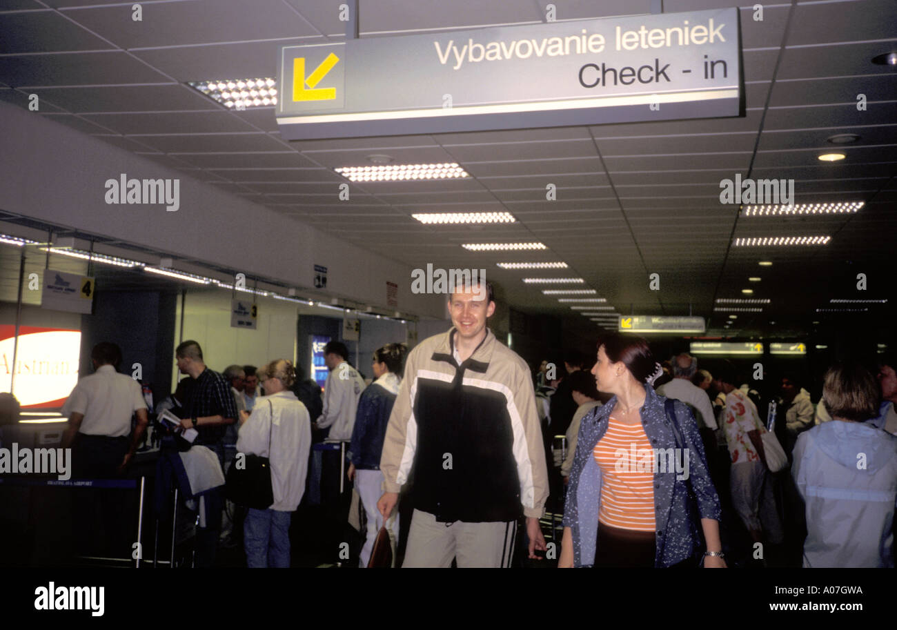 Les passagers de l'enregistrement pour Sky Europe vol, sur la zone de départ, l'aéroport M.R.Stefanko, Bratislava. La Slovaquie. Banque D'Images